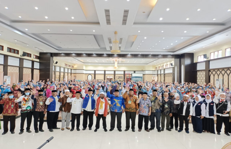 Pemprov Papua Serahkan 520 Al-Qur’an kepada Jemaah Haji Papua